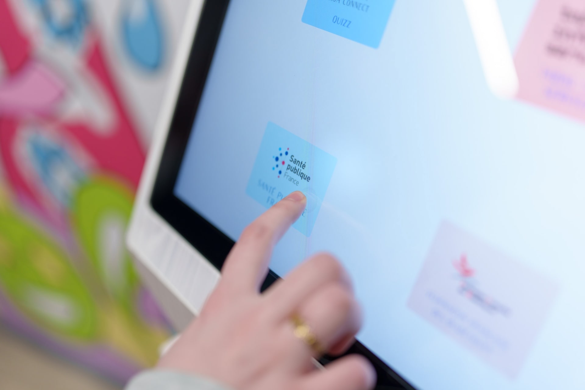 Photo d'un écran tactile dédié à la santé publique